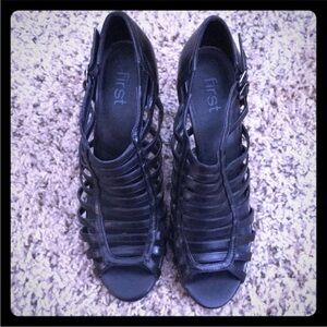 🛍Rare Black Gladiator Shoe by First Sz 8
